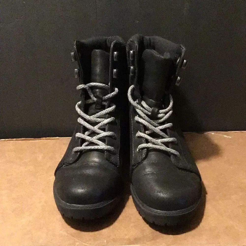 Like new boots, combat style by universal thread, size 6